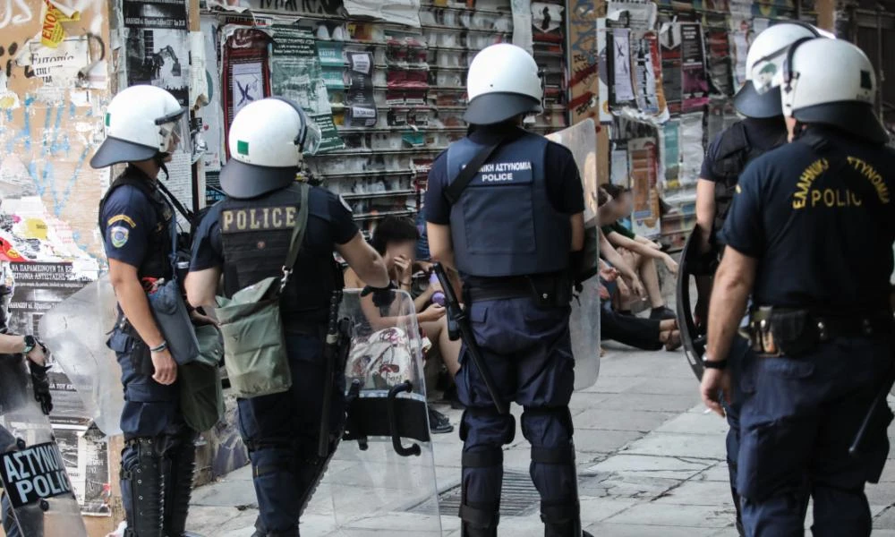 4 προσαγωγές το πρωί στα Εξάρχεια - Εμπόδιζαν την είσοδο στο εργοτάξιο του μετρό στην πλατεία